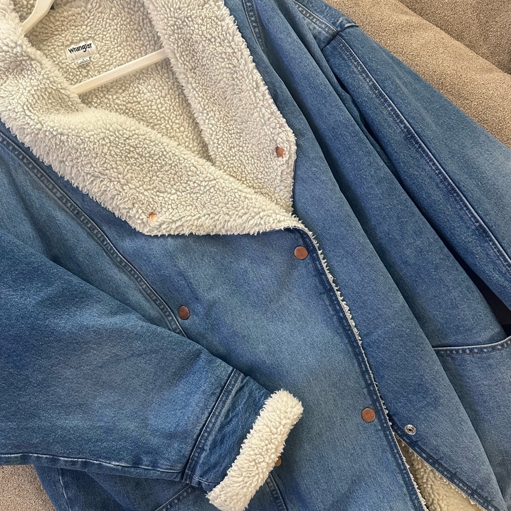 Wrangler Women's Blue Denim Jacket with Sherpa Lining